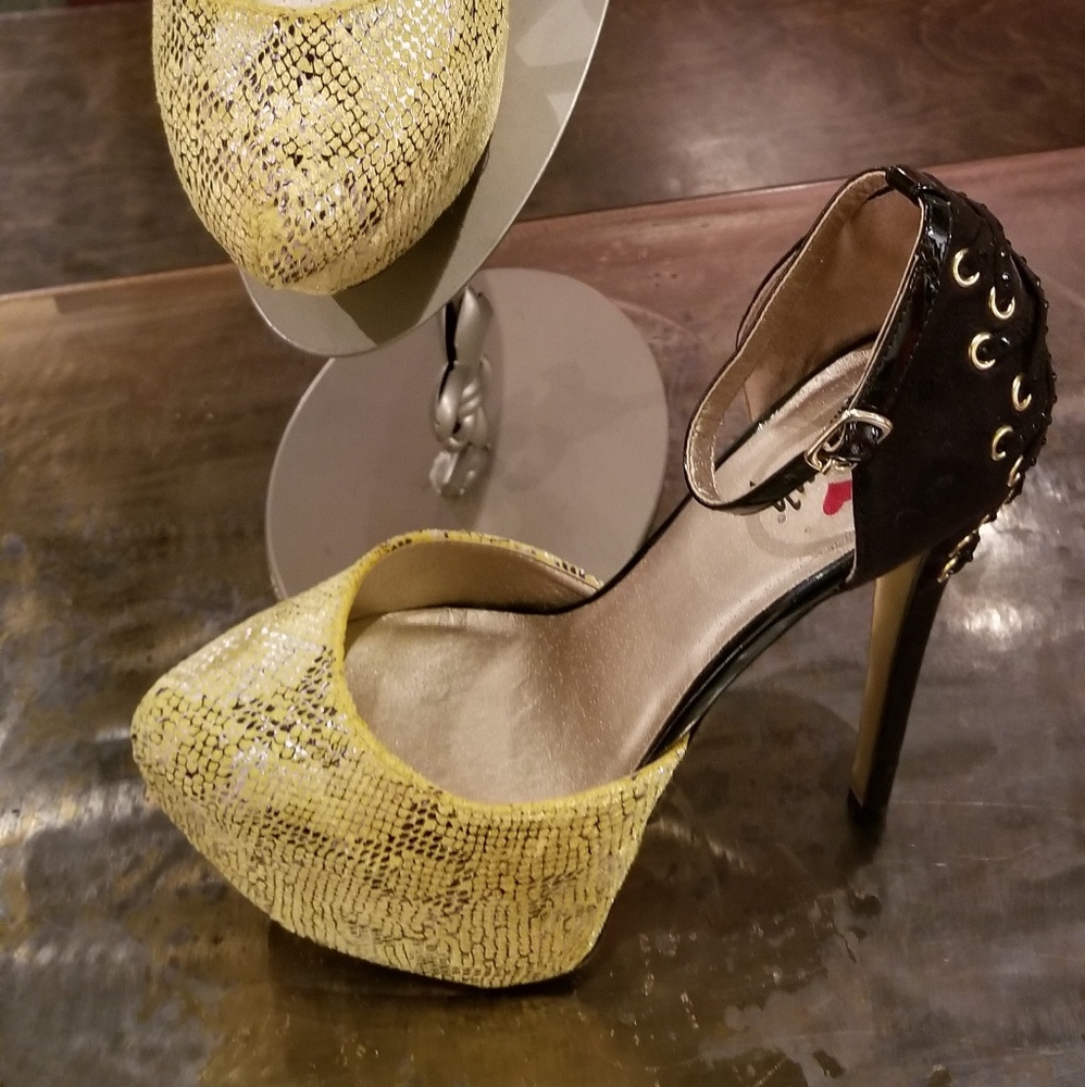 NWOT LUICHINY Yellow and Black Pumps